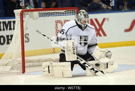 Los Angeles Kings Torwart Jonathan Bernier macht ein Pad auf dem St. Louis Blues in der ersten Periode im Scottrade Center in St. Louis am 11. Februar 2013 erschossen. UPI/Rechnung Greenblatt Stockfoto