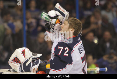 Columbus Blue Jackets Torwart Sergej Bobrovsky Russlands kühlt mit Wasser vor dem Start des Spiels gegen die St. Louis Blues im Scottrade Center in St. Louis am 23. Februar 2013. UPI/Rechnung Greenblatt Stockfoto