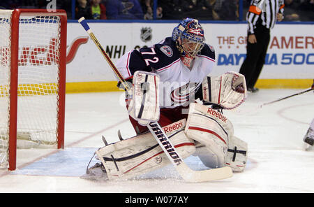 Columbus Blue Jackets Torwart Sergej Bobrovsky Rußlands lenkt den Puck aus dem Handschuh in der ersten Periode gegen die St. Louis Blues im Scottrade Center in St. Louis am 23. Februar 2013. UPI/Rechnung Greenblatt Stockfoto