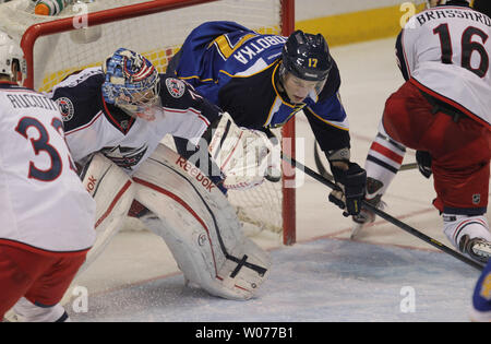 Columbus Blue Jackets Torwart Sergej Bobrovsky der Macht Russland einen Handschuh wie St. Louis Blues Vladimir Sobotka in der Tschechischen Republik sparen erhält im Ziel während der dritten Periode im Scottrade Center in St. Louis gefangen am 23. Februar 2013. UPI/Rechnung Greenblatt Stockfoto