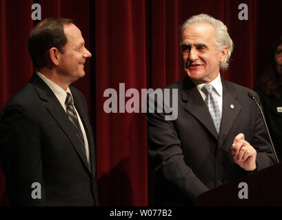 Phillip Mangano, Präsident & CEO der amerikanischen Runden Tisch abzuschaffen, Obdachlosigkeit, Kommentare zu St. Louis Bürgermeister Francis Slay (L) während eines Obdachlosen Gipfel in St. Louis am 26 Februar, 2013. Mangano eingeführt, um den Strand Projekt auf den Gipfel als einen Versuch, chronischer Wohnungslosigkeit zu beenden. Diese werden auf Bundes-, Landes- und lokale Behörden, Wohnungsbereitstellern, religiöse Organisationen, gemeinnützige Einrichtungen und Unternehmen. Der Strand Projekt wird auch eine Unterstützung für die Wohnung, intensive Case Management, Substanzmißbrauch Behandlung, Gesundheit und geistiger Gesundheit Behandlung, Transport und Othe Stockfoto