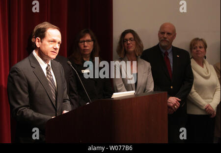 St. Louis Bürgermeister Francis Slay spricht über den Strand Projekt während eines Obdachlosen Gipfel in St. Louis am 26 Februar, 2013. Das Projekt ist ein Versuch, chronischer Wohnungslosigkeit zu beenden, durch die Zusammenführung von bundesstaatlichen, staatlichen und lokalen Behörden, Wohnungsbereitstellern, religiöse Organisationen, gemeinnützige Einrichtungen und Unternehmen. Der Strand Projekt wird auch eine Unterstützung für die Wohnung, intensive Case Management, Substanzmißbrauch Behandlung, Gesundheit und geistiger Gesundheit Behandlung, Transport und andere Dienstleistungen gehören. UPI/Rechnung Greenblatt Stockfoto