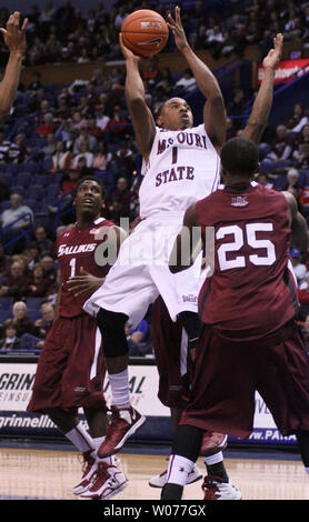 Der Missouri State Keith Pickens (1) Kerben 2 seiner 7 Punkte againist's Southern Illinois Anthony Beane (25) an der Missouri Valley Turnier im Scottrade Center in St. Louis, Missouri. Missouri State besiegt Southern Illinios 61-53. UPI/Robert Cornforth Stockfoto