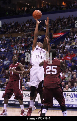 Missouri Zustände Keith Pickens (1) Kerben 2 seiner 7 Punkte againist Southern Illinois Anthony Beane (25) in der Missouri Valley Turnier im Scottrade Center in St. Louis, Missouri. Missouri State besiegt Southern Illinios 61-53. UPI/Robert Cornforth Stockfoto