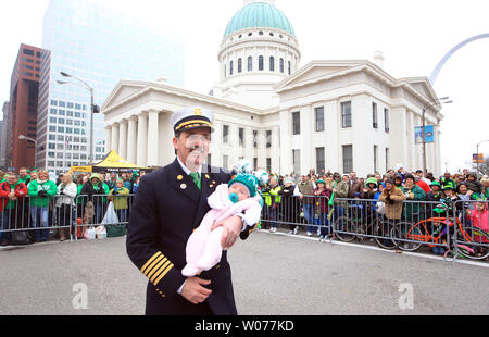 St. Louis Fire Chief Dennis Jenkerson, trägt seine vier Monate alte Enkelin Margot während des St. Patricks Day Parade in St. Louis am 16. März 2013. UPI/Rechnung Greenblatt Stockfoto