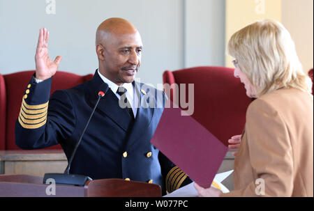 Neu installierten University City Fire Chief Adam Lange dauert den Amtseid ab city clerk Joyce Plumm während der Zeremonien in University City, Missouri am 28. März 2013. Lange, einem ehemaligen St. Louis Feuerwehrmann war Gegenstand der 1988 Pulitizer Prize winning Foto von ihm CPR Geben zu einem zwei Jahre alten Kind, während das Mädchen aus einem brennenden Haus. UPI/Rechnung Greenblatt Stockfoto