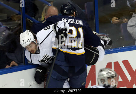 St. Louis Blues Patrik Berglund von Schweden legt Los Angeles Kings Drew Doughty in die Bretter in der ersten Periode im Scottrade Center in St. Louis am 28. März 2013. UPI/Rechnung Greenblatt Stockfoto