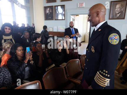 Neu installierten University City Fire Chief Adam Lange steht für Familienmitglieder, wie sie Fotos von ihm machen, nachdem er in seiner neuen Position in University City, Missouri am 28. März 2013 installiert wurde. Lange, einem ehemaligen St. Louis Feuerwehrmann war Gegenstand der 1988 Pulitizer Prize winning Foto von ihm CPR Geben zu einem zwei Jahre alten Kind, während das Mädchen aus einem brennenden Haus. UPI/Rechnung Greenblatt Stockfoto