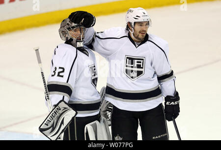 Los Angeles Kings Drew Doughty (R) feiert ein 4-2 über den St. Louis Blues gewinnen mit Torwart Jonathan Quick im Scottrade Center in St. Louis am 28. März 2013. UPI/Rechnung Greenblatt Stockfoto