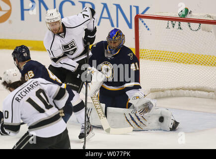 St. Louis Blues Torwart Jaroslav Ebene der Macht Russland einen Block speichern als Los Angeles Kings Jeff Carter im Knick in der ersten Periode im Scottrade Center in St. Louis am 28. März 2013 steht. UPI/Rechnung Greenblatt Stockfoto