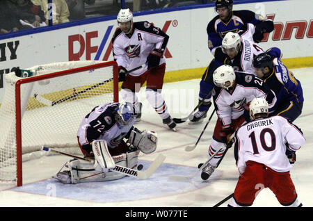 Torwart Sergej Columbus Blue Jackets" Bobovsky (72) Hält einen Schuß von den St. Louis Blues in der ersten Periode im Scottrade Center in St. Louis. UPI/Robert Cornforth Stockfoto