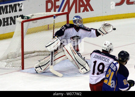 Torwart Sergej Columbus Blue Jackets" Bobovsky (72) Hält einen Schuß von den St. Louis Blues in der dritten Periode im Scottrade Center in St. Louis Blues besiegten die blauen Jacken 3-1. UPI/Robert Cornforth Stockfoto