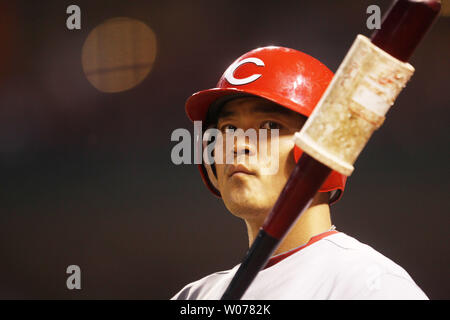 Cincinnati Reds Shin-Soo Choo wartet auf Deck zu schlagen im vierten Inning againsat die St. Louis Cardinals am Busch Stadium in St. Louis am 9. April 2013. UPI/Rechnung Greenblatt Stockfoto