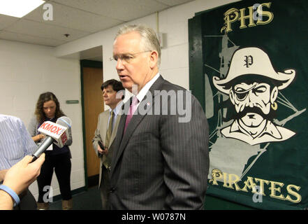 Missouri Gouverneur Jay Nixon spricht mit Reportern in Pattonville High School nach Glückwünschen an die Studentenschaft auf als Innovation High School in St. Louis am 22. April 2013 gewählt. Durch diese Initiative, Studenten in Pattonville High School, College credit zu erwerben. Früh dieses Jahr, Nixon verkündete fast 1,3 Mio. $ an Zuschüssen Innovation High School an mehreren öffentlichen Schulen in St. Louis zu etablieren. In Partnerschaft mit der St. Louis Volkshochschule (STLCC) und lokalen Unternehmen, Innovation High School ermöglicht es den teilnehmenden Studierenden zur Hochschule credit verdienen Stockfoto