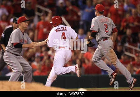 St. Louis Cardinals Yadier Molina ist von Cincinnati Reds Third Baseman Todd Frazier Schlagwörter, nachdem er in einer heruntergekommenen im achten Inning am Busch Stadium in St. Louis am 29. April 2013 gefangen. Cincinnati gewann das Spiel 2-1. UPI/Rechnung Greenblatt Stockfoto