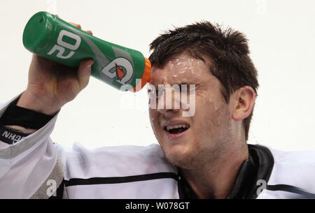 Los Angeles Kings Torwart Jonathan Quick kühlt sich bei einem Timeout gegen die St. Louis Blues im ersten Quartal Im Scottrade Center in St. Louis am 8. Mai 2013. UPI/Rechnung Greenblatt Stockfoto