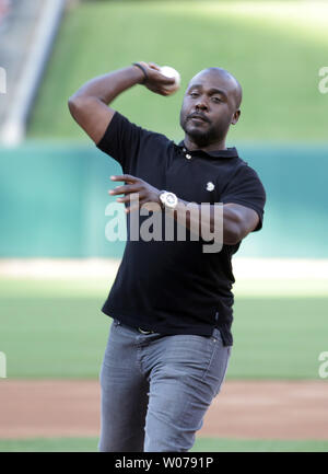 Ehemalige St. Louis Rams zurück laufen und NFL Hall of Fame Mitglied Marshall Faulk wirft einen zeremoniellen ersten Pitch vor der Kansas City Royals-Str. Louis Cardinals Baseball am Busch Stadium in St. Louis am 29. Mai 2013. UPI/Rechnung Greenblatt Stockfoto