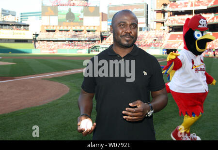 Ehemalige St. Louis Rams zurück laufen und NFL Hall of Fame Mitglied Marshall Faulk bereitet einen zeremoniellen ersten Pitch zu werfen, bevor die Kansas City Royals-Str. Louis Cardinals Baseball am Busch Stadium in St. Louis am 29. Mai 2013. UPI/Rechnung Greenblatt Stockfoto