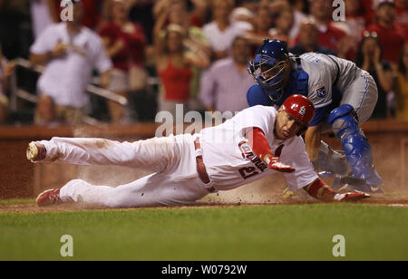 Kansas City Royals catcher George Kottaras setzt den späten Tag auf St. Louis Cardinals Allen Craig zu Hause Platte im achten Inning am Busch Stadium in St. Louis am 29. Mai 2013. .St. Louis gewann das Spiel 5-3. UPI/Rechnung Greenblatt Stockfoto