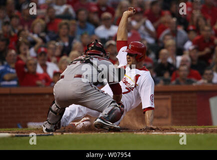 St. Louis Cardinals Matt Holliday Folien sicher in Home Plate vor dem Tag durch Arizona Diamondbacks catcher Miguel Montero im dritten Inning am Busch Stadium in St. Louis am 3. Juni 2013. UPI/Rechnung Greenblatt Stockfoto