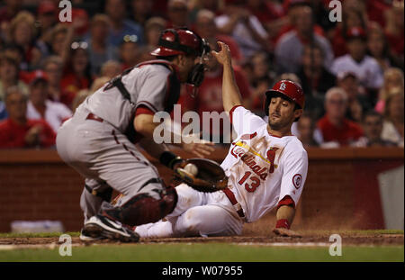 St. Louis Cardinals Matt Carpenter Folien in die Home Plate vor dem Tag durch Arizona Diamondbacks catcher Miguel Montero im vierten Inning am Busch Stadium in St. Louis am 3. Juni 2013. Tischler zählte von der zweiten Base auf einer einzigen von Carlos Beltran. UPI/Rechnung Greenblatt Stockfoto