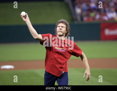 Drei Grammy Award-winning Multi-instrumentalist Sam Bush wirft einen zeremoniellen ersten Pitch vor der Arizona Diamonbacks-St. Louis Cardinals baseball spiel am Busch Stadium in St. Louis am 5. Juni 2013. UPI/Rechnung Greenblatt Stockfoto