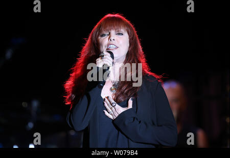 Sänger Pat Benatar führt in Konzert im River City Casino in St. Louis am 26. Juni 2013. UPI/Rechnung Greenblatt Stockfoto