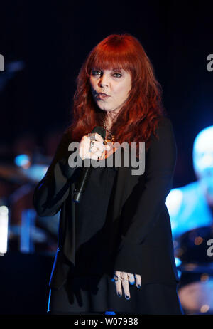 Sänger Pat Benatar führt in Konzert im River City Casino in St. Louis am 26. Juni 2013. UPI/Rechnung Greenblatt Stockfoto