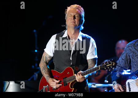 Gitarrist Neil Giraldo spielt bei der Ausführung mit Pat Benatar im River City Casino in St. Louis am 26. Juni 2013. UPI/Rechnung Greenblatt Stockfoto