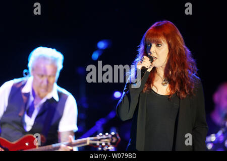 Sänger Pat Benatar führt, während Gitarrist Neil Giraldo spielt im Konzert an die River City Casino in St. Louis am 26. Juni 2013. UPI/Rechnung Greenblatt Stockfoto