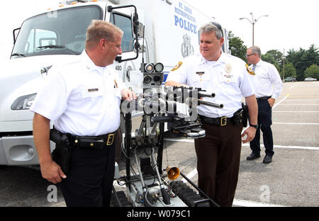 St. Louis Police Chief Sam Dotson (L) und St. Louis County Police Chief Tim Fitch Blick über ein Stück equiptment, dass die Bombe und Brandstiftung Einheiten benutzen in beiden Abteilungen nach dem angekündigt wurde, den beiden Organisationen zusammentun würden eine Einheit in St. Louis am 1. Juli 2013 zu machen. UPI/Rechnung Greenblatt Stockfoto