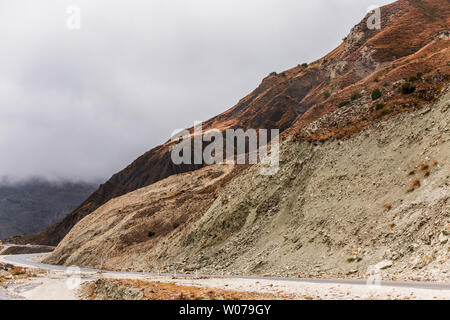 Foto Berge, Rauch, Mountain Road, grauen Himmel Stockfoto