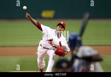 St. Louis Cardinals Krug Carlos Martinez liefert ein Pitch an die Los Angeles Dodgers im zweiten Inning am Busch Stadium in St. Louis am 8. August 2013. UPI/Rechnung Greenblatt Stockfoto