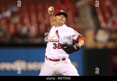St. Louis Cardinals catcher Rob Johnson Plätze im neunten Inning gegen die Los Angeles Dodgers am Busch Stadium in St. Louis am 7. August 2013. Los Angeles gewann das Spiel 13-4. UPI/Rechnung Greenblatt Stockfoto