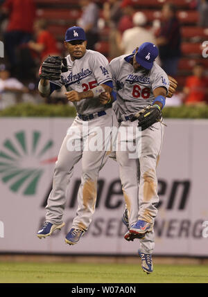 Los Angeles Dodgers Carl Crawford (25) Yasiel Puig (66) und Andre Ethier (versteckte) feiern Sie ein 5-1 über die St. Louis Cardinals gewinnen am Busch Stadium in St. Louis am 8. August 2013. UPI/Rechnung Greenblatt Stockfoto