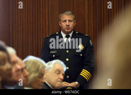 St. Louis Police Chief Sam Dotson hört während der abschließenden Polizei Vorstandssitzung als der Polizei zurück zu den Bürgern von St. Louis nach durch den Staat Missouri ausgeführt wird für 152 Jahre, im Rahmen einer Sitzung des Board of Directors in St. Louis am 31. August 2013. Aufgrund des Bürgerkriegs, wurde vom Gesetzgeber im Jahr 1861 beschlossen, dass die Kontrolle über die Polizei, durch eine Polizei Board, die vom Gouverneur ernannt überwacht werden. Aufgrund der Missouri unsichere Haltung während des Krieges, die staatlich kontrollierten System für die Polizei war für die Konföderierten Sympathisanten am State Capitol in Jefferson Cit konzipiert Stockfoto