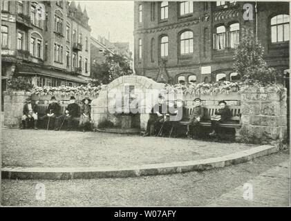 Archiv Bild ab Seite 526 von Die Gartenkunst (1899). Gartenkunst diegartenkunst 15 5 Jahr sterben: 1899 XV, 22 STERBEN GARTENKUNST. Als 3 Abb. Ii.rtcujfirter Jahr beginnend bis zum Spätherbst Stauden und einjährige Gewächse aller Art erblühen (Bild 9). Zur Zeit derAufnahme im Spätsommer vorigen Jahres blühten Solidago, Helianthus, Calliopsis, Sanvitalia, Tagetes, Mal-ven, Herbstastern. Den entgegengesetzten Abschluß der Platanenallee bildet das Kaiser Wilhelm-Denkmal -, das demnächst einen von hohen Taxushecken um-schlossenen Blumengeschmückten Hof erhalten soll. Von der Sedanstraße führen in de Stockfoto