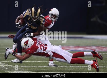 St. Louis Rams Daryl Richardson ist tackeled durch Arizona Cardinals Rashad Johnson im ersten Quartal an der Edward Jones Dome in St. Louis am 8. September 2013. St. Louis gewann das Spiel 27-24. UPI/Rechnung Greenblatt Stockfoto