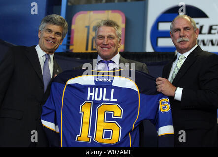 Ehemalige St. Louis Blues Brett Hull (C) steht mit dem Team Chairman Tom Stillman (L) und Präsident des Geschäftsbetriebs Bruce Affleck nach, Executive Vice President mit dem Verein genannt wurde, während einer Pressekonferenz auf der Scottrade Center in St. Louis am 9. September 2013. UPI/Rechnung Greenblatt Stockfoto