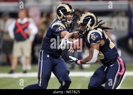 St. Louis Rams Quarterback SAM Bradford Hände der Fußball, laufen zurück Daryl Richardson im zweiten Viertel gegen die Jacksonville Jaguars an der Edward Jones Dome in St. Louis am 6. Oktober 2013. St. Louis gewann das Spiel 34-20. UPI/Rechnung Greenblatt Stockfoto