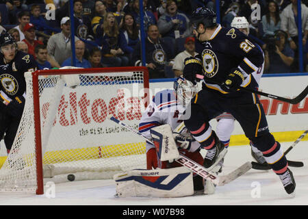 St. Louis Blues Alexander Steen (20) lenkt den Puck Breite von New York Ranger Torwart Henrik Lundqvist in der dritten Periode im Scottrade Center in St. Louis am 12. Oktober 2013. Die Blues besiegten die Rangers 5-3. UPI/Rob Cornforth Stockfoto