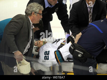 San Jose Sharks Dan Boyle ist aus dem Eis durch die tragbahre genommen, nachdem in der ersten Periode gegen die St. Louis Blues im Scottrade Center in St. Louis am 15. Oktober 2013 verletzt werden. UPI/Rechnung Greenblatt Stockfoto