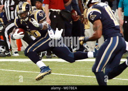St. Louis Rams Daryl Richardson (30) läuft, für einen ersten Abstieg againist die Seattle Seahawks im ersten Quartal an den Edwards Jones Dome in St. Louis auf Oktober 28,2013. UPI/Robert Cornforth Stockfoto