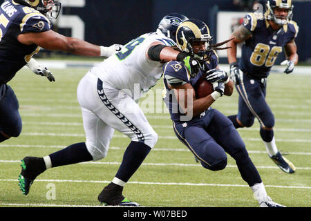 St. Louis Rams Daryl Richardson (R) wird von Seattle Seahawks Rot Bryant (L) im vierten Quartal auf der Edwards Jones Dome in St. Louis in Angriff am 28. Oktober 2013. Die Seahawks besiegten die Rams 14-9. UPI/Robert Cornforth Stockfoto