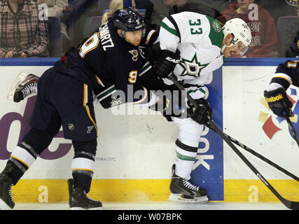 St. Louis Blues Jaden Schwartz Kräfte Dallas Stars Alex Goligoski in die Bretter in der ersten Periode am Scotrade Zentrum in St. Louis am 23. November 2103. UPI/Rechnung Greenblatt Stockfoto