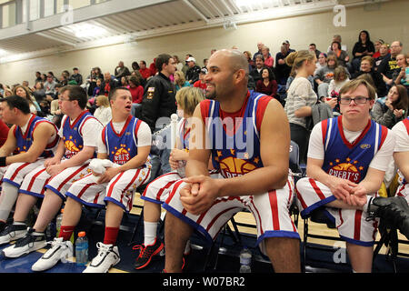 Anaheim Angels slugger Albert Pujols sitzt auf der Bank mit seinem Team während der jährlichen Albert Pujols Basketball Shoot Out All Star Game in Stadt und Land, Missouri am 24. November 2013. Ein spezielles Team, bestehend aus Jugendlichen und jungen Erwachsenen mit Down-syndrom zusammen mit ehemaligen Athleten spielen in Verbindung mit dem Pujols Family Foundation. Pujols ist der Vater eines Kindes mit Down-syndrom. UPI/Rechnung Greenblatt Stockfoto