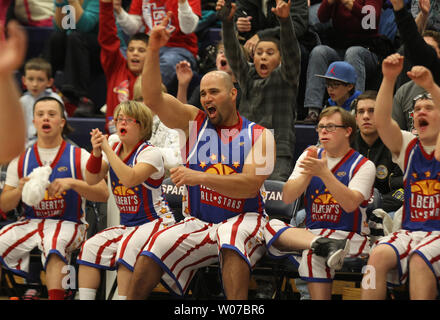 Anaheim Angels slugger Albert Pujols cheers auf seiner Mannschaft während der jährlichen Albert Pujols Basketball Shoot Out All Star Game in Stadt und Land, Missouri am 24. November 2013. Ein spezielles Team, bestehend aus Jugendlichen und jungen Erwachsenen mit Down-syndrom zusammen mit ehemaligen Athleten spielen in Verbindung mit dem Pujols Family Foundation. Pujols ist der Vater eines Kindes mit Down-syndrom. UPI/Rechnung Greenblatt Stockfoto