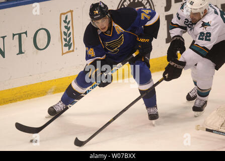 St. Louis Blues T.J. Oshie versucht, weg von den San Jose Sharks Dan Boyle in der dritten Periode im Scottrade Center in St. Louis am 17. Dezember 2013 zu skaten. San Jose besiegt St. Louis 4-2. UPI/Rechnung Greenblatt Stockfoto