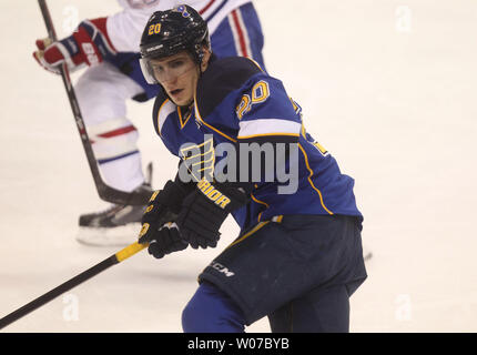 St. Louis Blues Alexander Steen Skates in Position gegen die Montreal Canadiens in der ersten Periode im Scottrade Center in St. Louis am 19. Dezember 2013. UPI/Rechnung Greenblatt Stockfoto