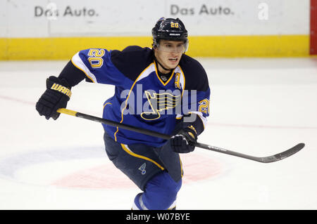 St. Louis Blues Alexander Steen skates für die Bank während der ersten Periode gegen die Montreal Canadiens im Scottrade Center in St. Louis am 19. Dezember 2013. UPI/Rechnung Greenblatt Stockfoto